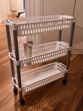 Estante de baño con ruedas