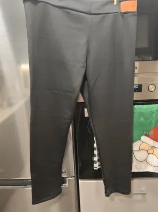 Pantalón chándal forrado negro es una talla grande