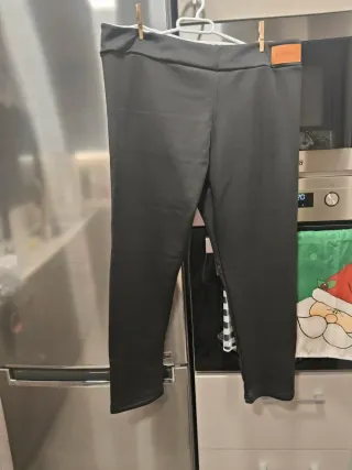 Pantalón chándal forrado negro es una talla grande