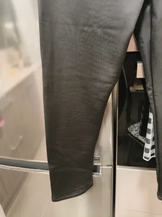 Pantalón chándal forrado negro es una talla grande