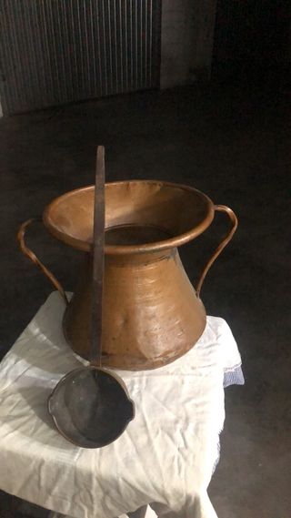 Rame antico con mestolo