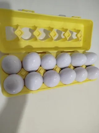 Huevera con 12 huevos decorativos