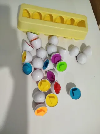 Huevera con 12 huevos decorativos