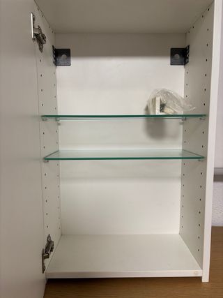 Espejo de madera con puerta y baldas