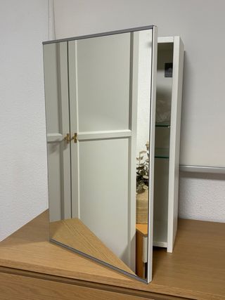 Espejo de madera con puerta y baldas