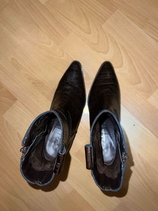 Botines marrones efecto piel cocodrilo Talla 37