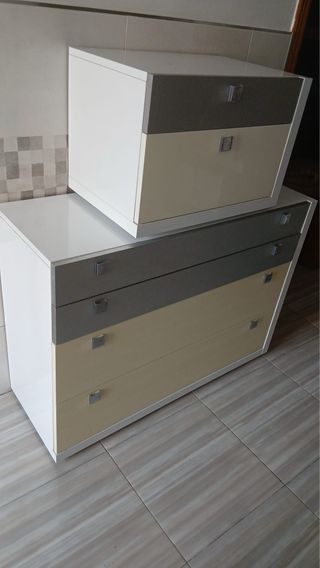 Cajonera blanca y beige con tiradores