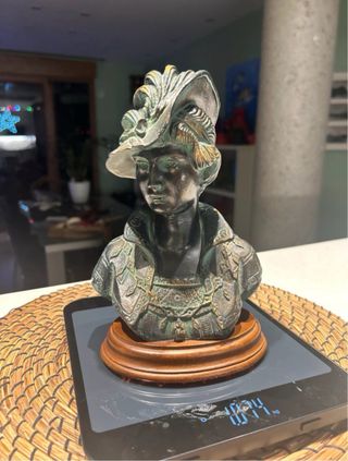 Busto de mujer con sombrero 21cm