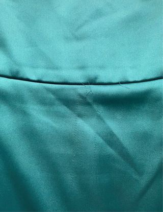 Vestido verde satinado fiesta con abertura