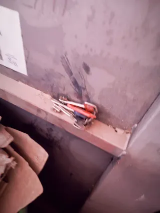 Puerta antiocupa con marco y llaves.