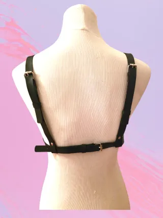 Harness nero con fiocchi e anelli punk rave rock