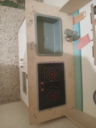 Cocinita de madera con accesorios