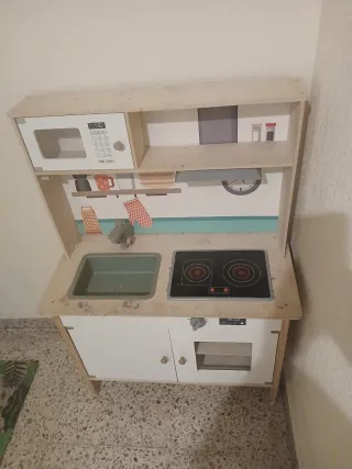Cocinita de madera con accesorios