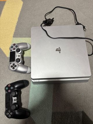 PS4 Slim Gris 500GB + 11 Juegos y dos mandos