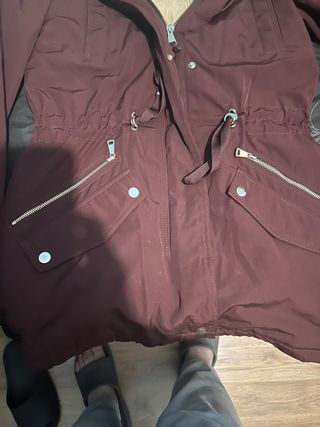 Abrigo marrón/rojo con capucha de pelo