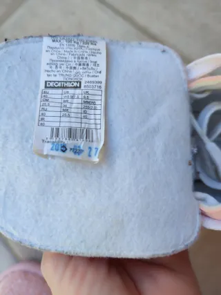 Patines rosas con cordones blancos