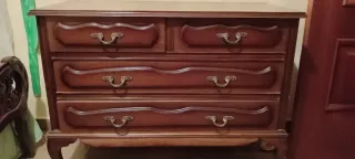 Cómoda de madera estilo clásico