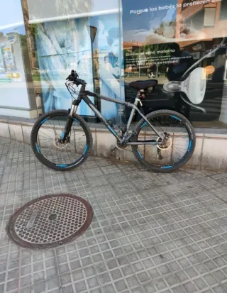 Bicicleta de montaña gris y azul
