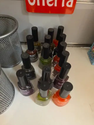 Smalto per unghie KOST 15pz 12€