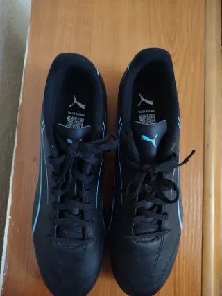 Zapatos Puma Negros con Detalles Azules