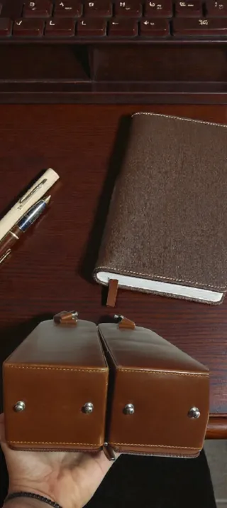 Portavino in pelle marrone