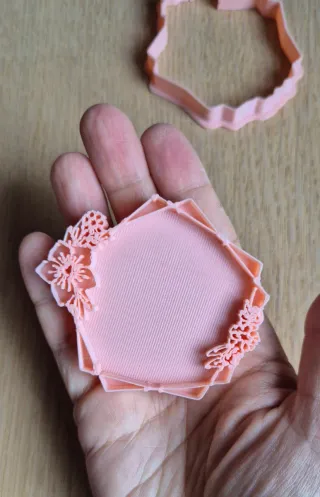 Stampo floreale in plastica rosa