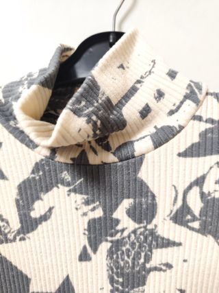 Top de cuello alto estampado