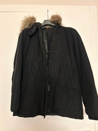 Giacca invernale nera con cappuccio