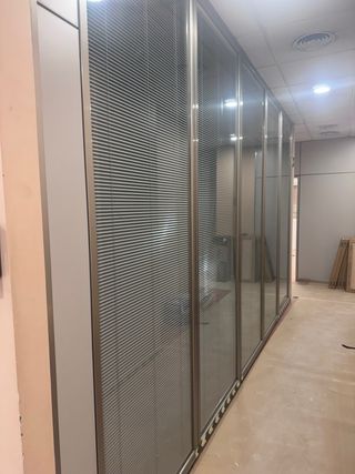 Divisorias oficina cristal con persiana