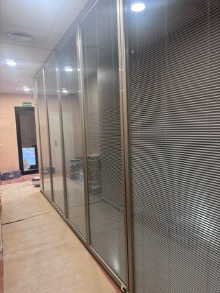 Divisorias oficina cristal con persiana