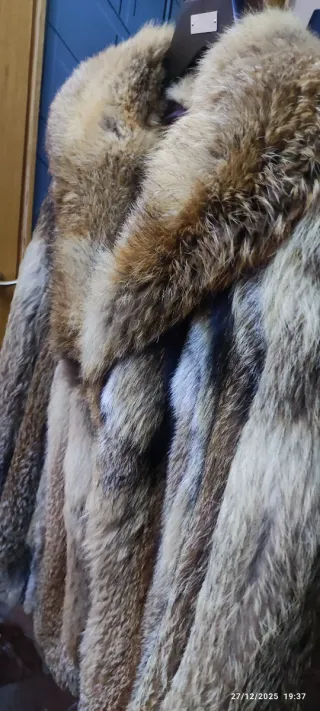 Chaquetón de piel marrón y gris