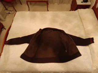 Cazadora forrada marrón.