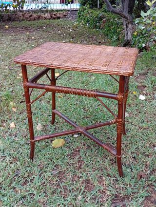 Tavolino in bambù e vimini