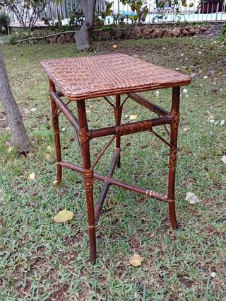 Tavolino in bambù e vimini