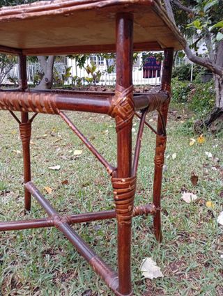 Tavolino in bambù e vimini