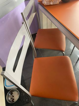 Mesa de cocina naranja,extensible,de cristal