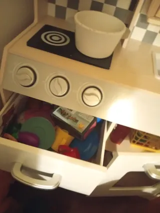 Cocinita de madera con horno de pizza