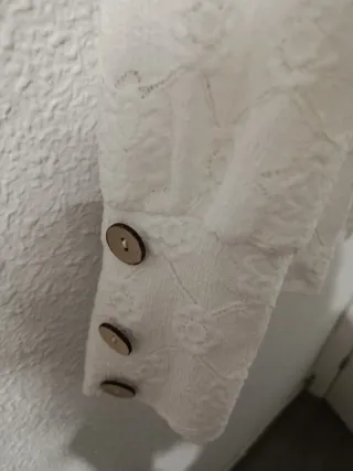 Blusa blanca con detalles dorados