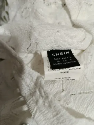 Blusa blanca con detalles dorados