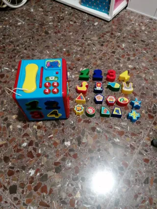 Cubo clasificador de formas y números