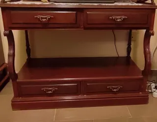 Cómoda de madera con cajones