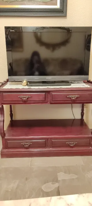 Cómoda de madera con cajones