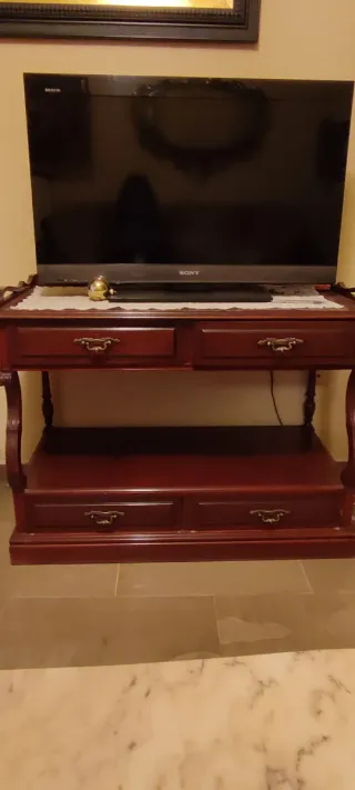 Cómoda de madera con cajones