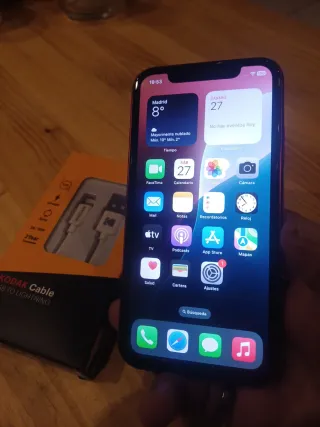 iPhone 11 Rojo + Cable Kodak