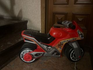 Moto de juguete roja