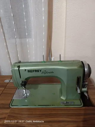 Máquina de coser vintage Refrey Preferida