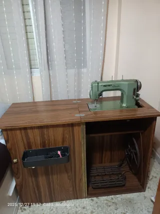Máquina de coser vintage Refrey Preferida