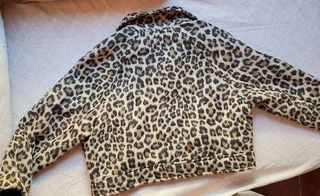 Cazadora efecto pelo animal print Bershka Talla L