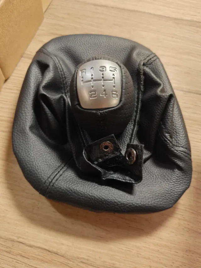 Funda De Palanca De Cambios Para IVECO Daily V Y VI (2008-2017) - Piel Y ABS, Color Negro