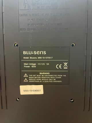 TV Blusens Negra con Mando y Cargador,Modelo M90